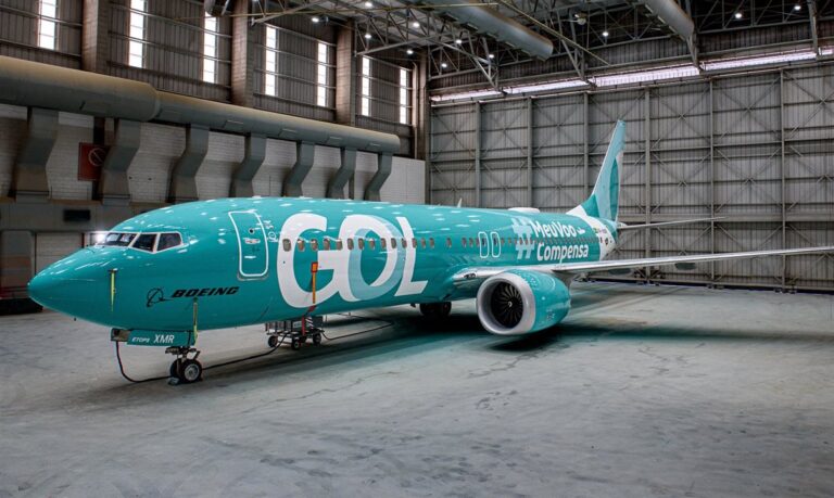 gol linhas aéreas apresenta aeronave verde