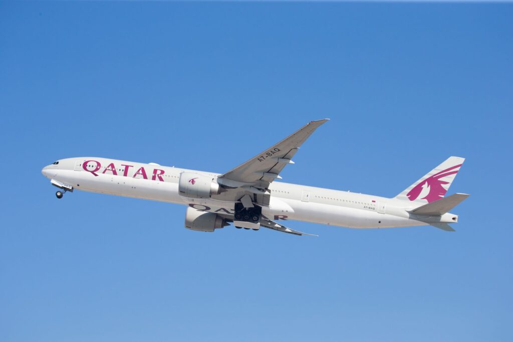 A Qatar Airways anunciou uma expansão estratégica nas Américas com o lançamento de dois voos semanais ligando Doha, no Catar, a Bogotá, na Colômbia, e Caracas, na Venezuela. Os voos serão operados às quartas e domingos a partir do início do verão de 2025, consolidando a presença da companhia em 16 destinos no continente americano.