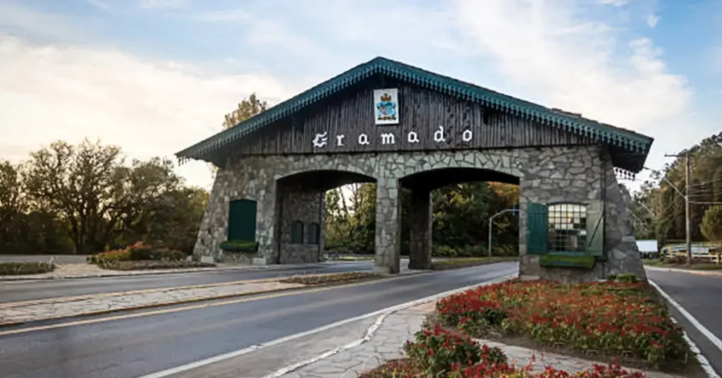 Explore 5 destinos frios e baratos no Brasil para 2025, como Gramado e Domingos Martins. Fuja do calor com dicas econômicas!
