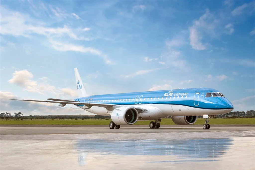 Subsidiária da KLM recebe 25º Embraer 195-E2 - KLM Cityhopper amplia sua frota com o 25º avião Embraer 195-E2. Saiba mais sobre a nova aeronave brasileira, que oferece mais eficiência, sustentabilidade e conforto nos voos pela Europa.